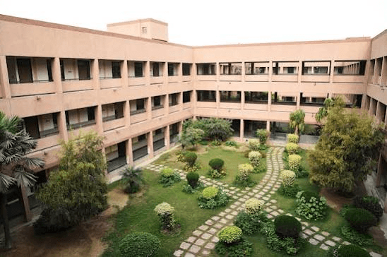 The Cambridge School, Sec-27